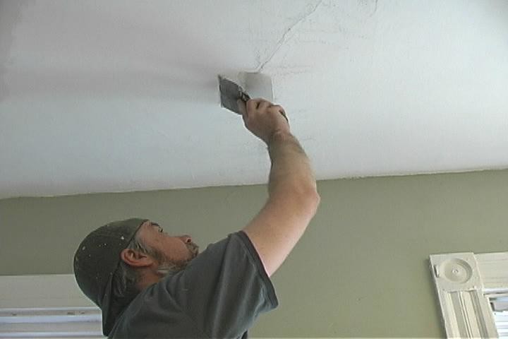 Как устранить трещины на потолке